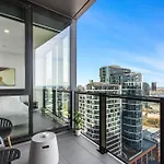 Trendy 2-Bed Apartment With Rooftop Terrace
