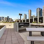 Trendy 2-Bed Apartment With Rooftop Terrace