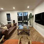 Stunning Townhouse - 10 Min To Cbd