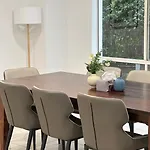 6 Bedrooms House In Kew