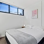 Cosy 1-Bed With Private Balcony By Showgrounds