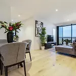 Luxury Sky-High Apt W Stunning Views & Parking