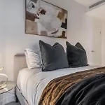 West Side Contemporary Pad In Shopping Precinct