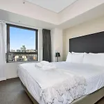 Southbank Retreat With Car Park Gym Pool & Hot Tub