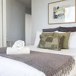 Luxury Living On Top Floors 3 Bedroom Melbournecbd
