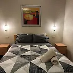 Acland Street Studio Apartment Free Parking