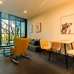 Elegant Apartment In Park With Rooftop Infinity Pool On St Kilda Road, Melbourne