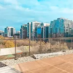 Elegant Apartment In Park With Rooftop Infinity Pool On St Kilda Road, Melbourne