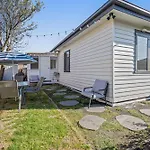Spacious 3-Bed With Outdoor Dining Near Airport