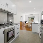 Spacious 3-Bed With Outdoor Dining Near Airport