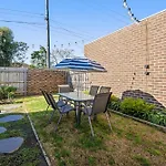 Spacious 3-Bed With Outdoor Dining Near Airport