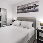 Contemporary 1-Bed Apartment With Pool And Gym