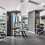 Contemporary 1-Bed Apartment With Pool And Gym