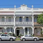 Spacious, Stylish House With Private Courtyard Near Shops, Cafes, Beach And Tram