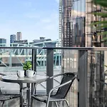 Marvel Stadium Apartment With Rooftop Pool And Free Parking