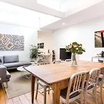 Albert Park Victorian House With Style And Art Gallery
