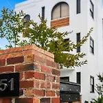 A1 Art Deco 2 Bedroom Apt Sleeps 5 Nimmo1