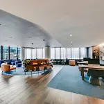 13D Stylish Abnb Property With Local Flair With Free Parking, Tramstop