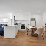 Classy Beachside Unit With Parking And Gym
