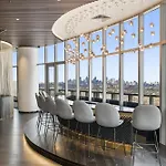 Chic 1-Bed With Parking, Gym, Pool & City Views