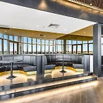 Chic 1-Bed With Parking, Gym, Pool & City Views