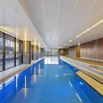Chic 1-Bed With Balcony Views And Amenities
