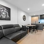 High-Rise Inner-City 2-Bed With Sauna, Gym & Spa
