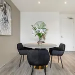 Elegant City Fringe Condo W Pool & Free Parking
