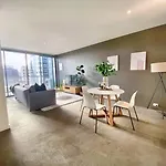 Spacious City Fringe Retreatpool & Free Parking