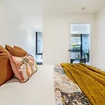 Charming Escape In St Kilda Cosy Apt