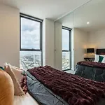Stylish Southbank Apt Sweeping Bay & City Views
