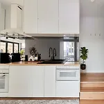 2Br - Large Balcony Facing Flinders Street Station