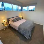 Melbourne Home Close To Airport & Train Station