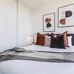 Hip Condo On Maribyrnong River Cityscape Views!