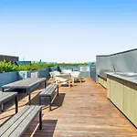 Beautiful 1-Bed Unit In The Heart Of Melbourne