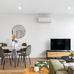 Stylish & Central W Stunning City Views & Balcony