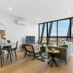 Stylish & Central W Stunning City Views & Balcony