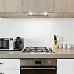 Modern & Stylish 1Br Apt W Balcony, Wifi & Parking