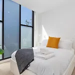 Spacious & Bright Apt Near Major Hospital Precinct