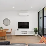 Spacious & Bright Apt Near Major Hospital Precinct