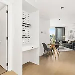 Modern & Stylish 1Br Apt W Balcony, Wifi & Parking