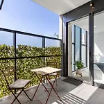 Spacious & Bright Apt Near Major Hospital Precinct