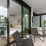 Bright And Modern 1Br Apt With Balcony And Car Park