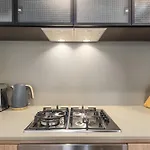 Bright And Modern 1Br Apt With Balcony And Car Park