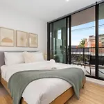 Bright And Modern 1Br Apt With Balcony And Car Park