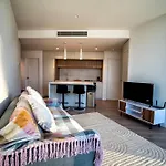 A Lux 2Br Apt Next To Southern Cross City Views