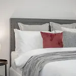 Relaxing Getaway Oasis With Patio In Charming Kew