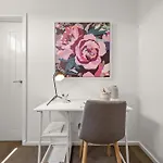Relaxing Getaway Oasis With Patio In Charming Kew