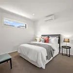 Relaxing Getaway Oasis With Patio In Charming Kew