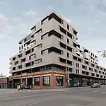 Artistic Urban Getaway Just Off Smith Street!